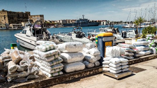 GdF operacion anti-drogë në Brindisi, sekuestrohen 400 kg kanabis në një gomone, pranga 30-vjeçarit nga Vlora