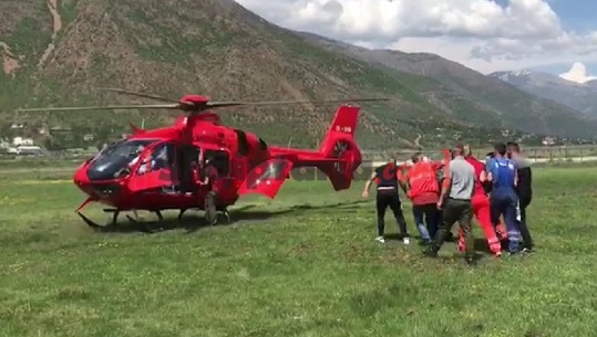 Mbeti i asfiksuar nga rrjedhja e gazit në minierën në Martanesh, pamjet kur i lënduari niset drejt Tiranës (VIDEO)