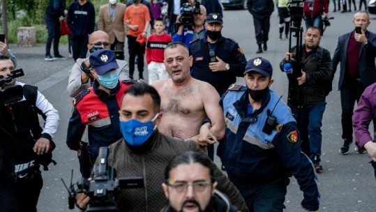 'S'ka Zot', incident në ceremoninë e faljes së Namazit nga myslimanët, një 40-vjeçar tentoi të vetëdigjej me benzinë në ditën e Fitër Bajramit (VIDEO)