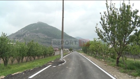 Lalm i Ri në Lezhë, shtyllat elektrike në mes rrugëve! Banorët: Janë burim aksidentesh, duhet të hiqen