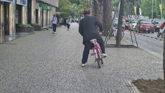 VIDEOLAJM/ Selami Jenisheri me biçikletë në trotuar edhe pse ngjitur ka korsinë e dedikuar, ecën i pashqetësuar me njërën gomë të rënë