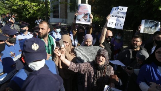 Qytetarët protestë në sheshin 'Skëndërbej' në mbrojtje të Palestinës, disa të shoqëruar: Populli shqiptar nuk është me Izraelin