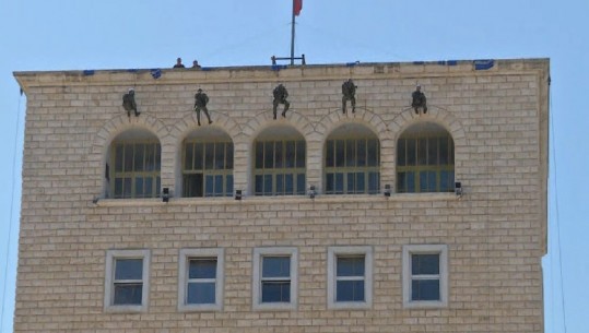 Të shtëna me armë, zbritje me litar nga korpusi universitar! Ushtarët shqiptarë demonstrime në Sheshin Nënë Tereza (VIDEO)