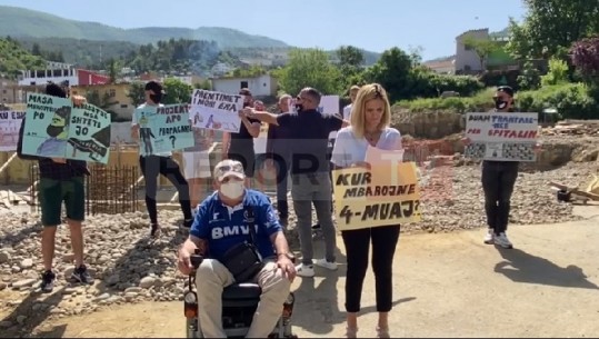 Duhet të përfundonte në qershor, protestë në Kurbin për spitalin e premtuar që nuk është ndërtuar, banorët: Puna është pezulluar prej dy muajsh (VIDEO)