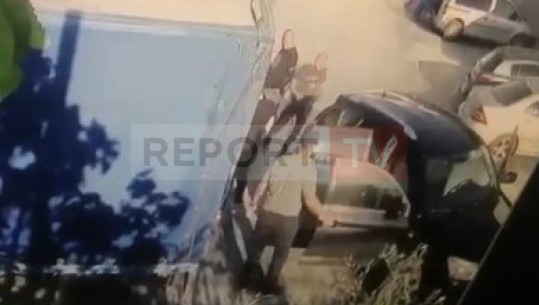 Plagosën në Berat 33 vjeçarin e sapokthyer nga Anglia, Report Tv siguron videon, autori rrëshqet, i bie arma nga duart, me vështirësi largohen nga vendngjarja