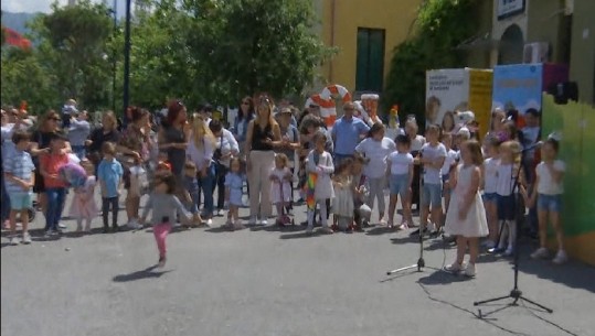 Buzëqeshje pa maskë, recitime e muzikë, fëmijët i gëzohen 1 qershorit! Koncert te Teatri i Kukullave (VIDEO)