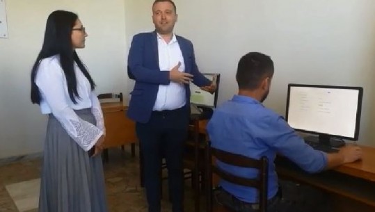 Inagurohet këndi i ri arkivor në Biblotekën e Lushnjes, i aksesueshëm për qytetarët dhe i lidhur online me Arkivën Shtetërore (VIDEO)