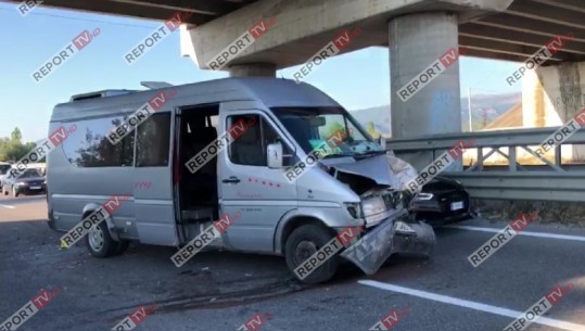 Furgoni me pasagjerë përplaset me një makinë, dy qytetarë mbesin të plagosur (VIDEO)