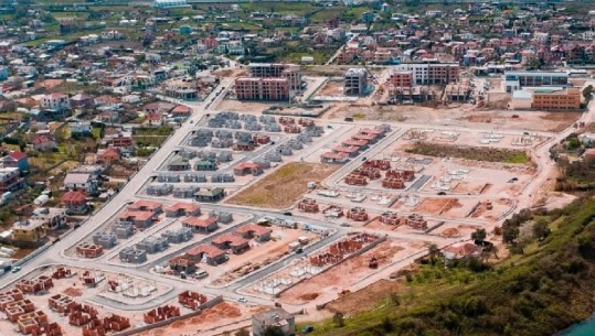 Dhjetra banesa u shkatërruan nga tërmeti, shikoni si duket sot lagja e ndërtuar në Thumanë