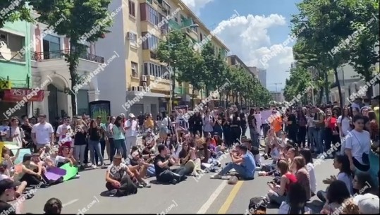 'Teza e matematikës ishte e vështirë’, maturantët në protestë në të gjithë vendin: Ushtrimet janë marrë fotokopje nga testet e Cambridge! Të ulet pragu i pikëve