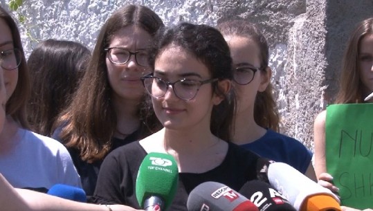 Maturantët protestë në Durrës: Testi jashtë pritshmërive! Kemi tre vite që përgatitemi, na u hodh mundi poshtë