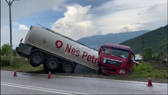 Elbasan/ Përmbyset autoboti në mes të rrugës, shpëton mrekullisht shoferi