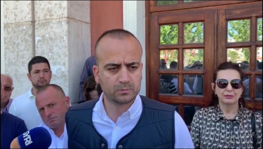 Dritan Leli u mbyll dyert e Teatrit, deputeti Tahiraj: Po shkel ligjin, mënyra sesi do të zhvillohet mbledhja e përcakton këshilli bashkiak dhe jo kryetari