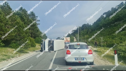 FOTO/Aksident në Qafën e Llogarasë, furgoni përmbyset në rrugë, bllokohet kalimi i mjeteve