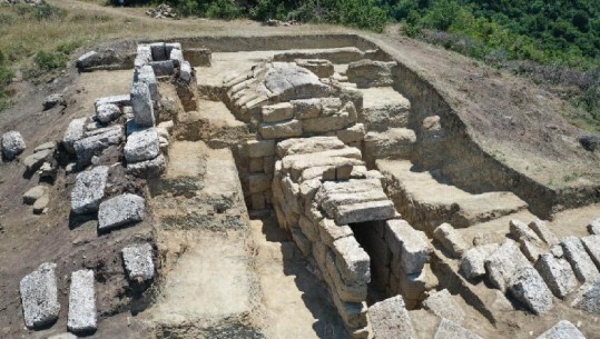 Zbulohet varri monumental në Parkun Arkeologjik të Amantias, daton në shekullin e III para Krishtit (VIDEO+FOTO)