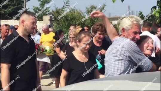 Aksidenti tragjik në Vlorë/ Mes dhimbjes e lotësh, gjyshja përcjell të bijën e mbesat për në banesën e fundit: O lulet e nënës çfarë më bëtë