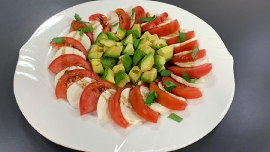 Sallatë me domate mozzarella dhe avocado nga zonja Vjollca