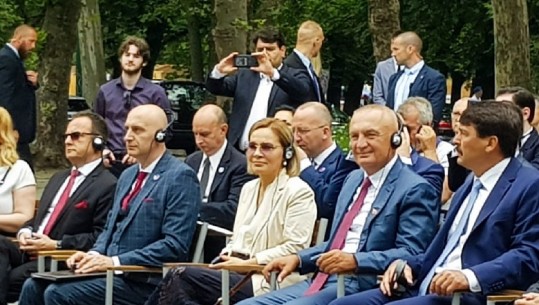 Busti i Skënderbeut në Budapest, të pranishëm edhe Meta e Kryemadhi, krah njëri-tjetrit në ceremoni! Presidenti: Lidhjet mes dy popujve, legjendare