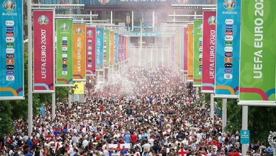 'Çmenden' tifozët anglezë, nuk përmbajnë entuziazmin dhe festojnë parakohe para stadiumit të Wembley