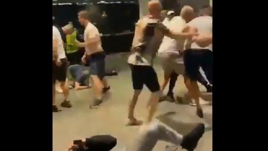 Tifozët anglez e përjetojnë keq humbjen, rrahin italianët që ishin në Wembley (VIDEO)