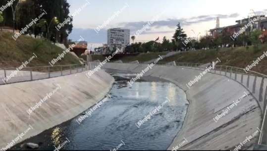 Gjanica në Fier u shndërrua në hapësirë 'paqeje' për qytetarët, por sot uji ka rrjedhur i zi! Derdhja e hidrokarbureve 'bombë' mjedisore, shkon në bregdet