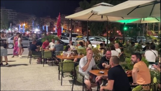 Protesta e bizneseve në Vlorë kundër ndalimit të muzikës pas orës 22:00, të gjitha lokalet vendosin me zë të lartë Himnin Kombëtar! Shoqërohet administratorja e një lokali VIDEO