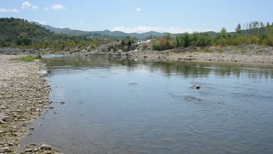 Kishin ndërtuar një rrugë për të shfrytëzuar inertet dhe penguan rrjedhjen natyrale të lumit Shkumbin, në pranga moshuari në Peqin, një 60-vjeçar hetohet në gjendje të lirë