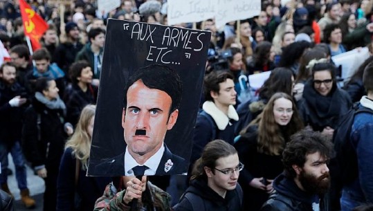 Macron padit karikaturistin që e shfaqi atë si Hitleri! Artisti: Të lejojnë të tallesh me Profetin, por jo me presidentin