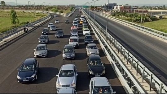 VIDEOLAJM/ Mijëra qytetarë nga Kosova drejtohen drejt plazheve të Shqipërisë, rradhë e gjatë automjetesh në Lezhë-Milot, kaos nga trafiku në Vlorë