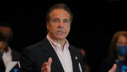 'Unë kam bërë të njëjtat gjeste në publik gjithë jetën time...unë i puth njerëzit', ngritjet dhe rëniet politike të guvernatorit Andrew Cuomo