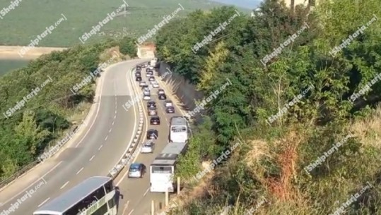 Shqiptarët e Kosovës i drejtohen bregdetit, radhë kilometrike në Morinë! 3 herë më shumë pushues se një vit më parë