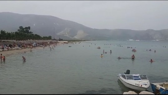 VIDEOLAJM/ Të pushosh nën mbulesën e tymit të zi nga zjarret! Turistët në Orikum, mes detit të pastër dhe flakëve të Karaburunit