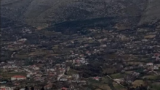 Kolonjë, zjarr që prej mbrëmjes së djeshme në fshatin Mbreshtan! Zjarrfikësit dhe policia në terren