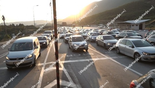 Radhë kilometrike në Morinë, shqiptarët nga Kosova zgjedhin Shqipërinë për pushime edhe këtë vit, qytetari për Report TV: Jemi vaksinuar me 2 dozat, kemi marrë masat