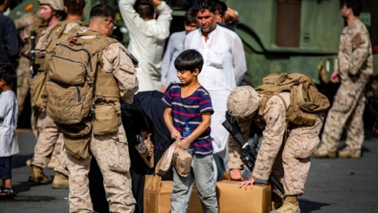 Afganistan/ Kaos në aeroport, turma shtyp për vdekje 4 gra! Lideri i talebanëve në Kabul 'për bisedime' qeveritare, iu bashkohet vëllai i ish-presidentit