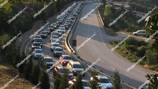 Radhë kilometrike mjetesh në segmentin Morinë-Kukës, pushuesit nga Kosova shmangin masat anti-Covid dhe i drejtohen bregdetit shqiptar