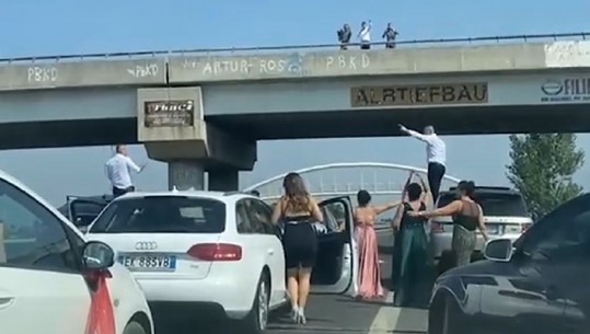 Zbresin nga makina dhe dalin të kërcejnë, dasmorët bllokojnë qarkullimin në autostradën Thumanë-Milot