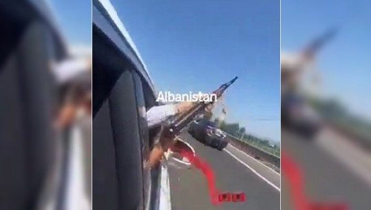 Dasmori shkon dhe merr nusen, qëllon me breshëri kallashnikovi nga 'Range Rover' në autostradën e Laçit! Identifikohet nga Policia (VIDEO-LAJM)