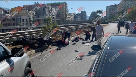 Makina e godet nga pas, motori i dy efektivëve të 'Shqiponjave' përplaset me bordurën pranë Kopshtit Botanik! Mjeti bëhet copa, policët të shtrirë në tokë