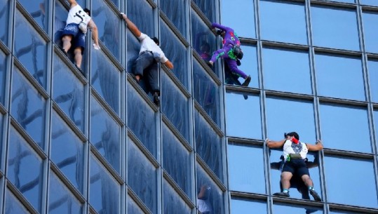 Protesta e Veçantë kundër Pasaportës së Shëndetit!  ‘Spidermani francez’ dhe shokët e tij ngjiten pa asnjë masë mbrojtëse në një kullë në Paris 