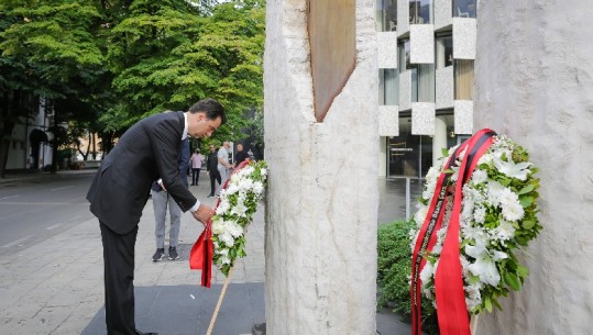 Për herë të parë pa Sali Berishën, Basha homazhe tek memoriali i Azem Hajdarit me vetëm 6 veta: Model frymëzimi për të mos iu nënshtruar dhunës së regjimit