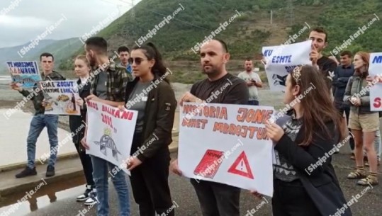 ‘Ura e Zogut’ mbi Lumin Mat po degradohet, aktivistë dhe të rinj dalin në protestë