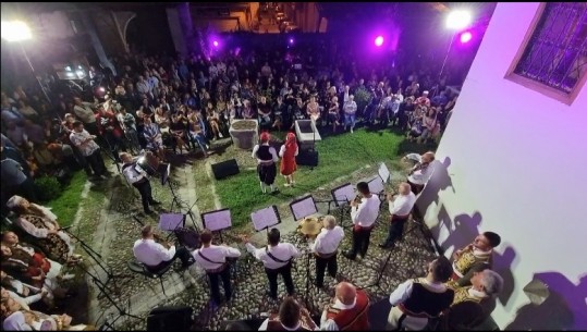 Tingujt festivë e jaret tradicionale ‘ndezin’ Shkodrën