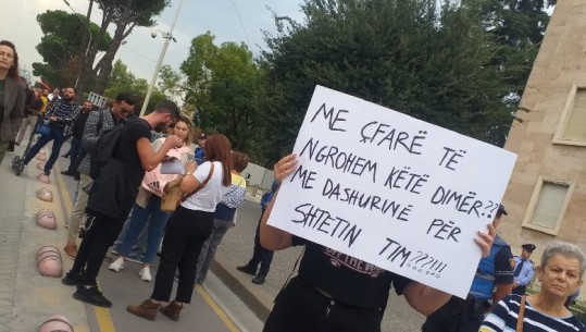 ‘Me çfarë të ngrohem në dimër? Me dashurinë për shtetin tim?' disa nga pankartat e qytetarëve në protestën për rritjen e çmimeve