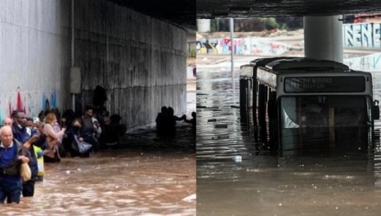 Krijuan një 'zinxhir' të kapur dorë prej dore pasi autobusi u mbush me ujë, udhtarët përjetuan momente tmerri! Kritike situata e shiut në Greqi 