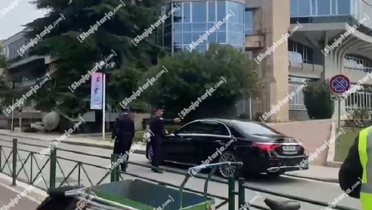 VIDEO/ Theu kordonin policor duke rrezikuar jetën e vrapuesve në maratonën e Tiranës, policia bllokon makinën luksoze, shoqërohet Belind Luli, djali i biznesmenit të njohur