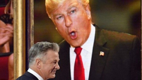 Konsumerizëm i ‘çmendur’, djali i Trump printon dhe shet bluze: Armët nuk vrasin, Alec Baldwin vret njerëz