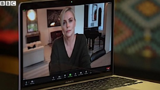 Aktorja Charlize Theron jep mesazhin: Të ‘zhduken’ patentat e vaksinave, vendet t’i prodhojnë vetë! Të zbatojmë qëllimin e OSBH për imunitetin e tufës 