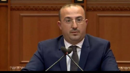 Deputeti Korreshi nuk ndal batutat në Kuvend: Solla çizmet për ministren por s’më la garda t’i fusja! OSHEE të shpërndajë batanije, lushnjarët s’ka mundësi të ngrohen