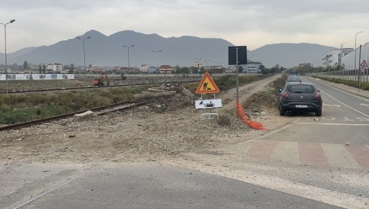 Ndërtimi i hekurudhës Tiranë-Durrës, nisin punimet në terren, largohen shinat e vjetra